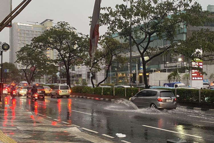 Hujan Deras Guyur Depok Sore Ini, Jalan Margonda Raya Tergenang 10 Cm