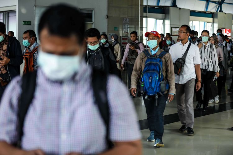 Warga menggunakan masker setelah turun dari kereta rel listrik di stasiun Palmerah, Jakarta, Selasa (3/3/2020). Presiden Joko Widodo mengimbau warga untuk tidak panik, tetapi tetap waspada dengan tetap higienis serta menjaga imunitas tubuh usai mengumumkan dua orang Warga Negara Indonesia (WNI) positif terjangkit virus corona yang saat ini dirawat di ruang isolasi RSPI Sulianti Saroso, Jakarta.