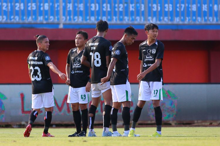 Pemain PSS Sleman Kim Kurniawan (kiri) Derry Rachman Noor dan Riki Dwi Saputro (kanan) saat pertandingan pekan ke-30 Liga 1 2022-2023 yang berakhir dengan skor 2-1 di Stadion Gelora Ratu Pamelingan Pamekasan, Sabtu (11/3/2023) sore.