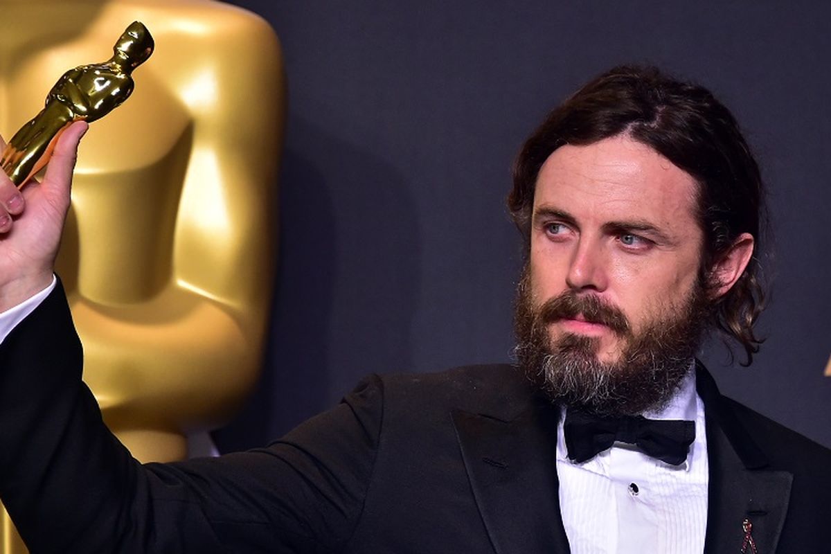 Casey Affleck memamerkan Piala Oscar Best Actor pada Academy Awards ke-89 di Hollywood, California, Minggu (26/2/2017).