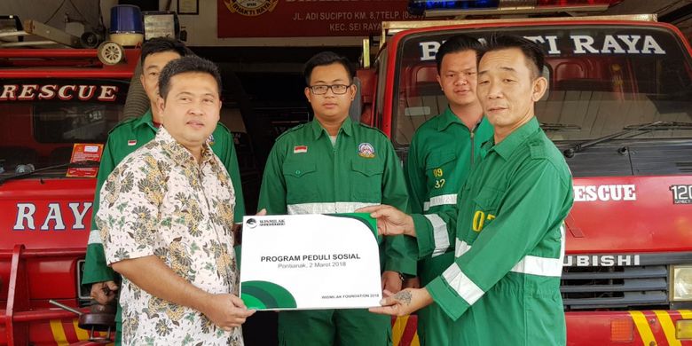 Pemberian bantuan helm dari Wismilak Foundation kepada Badan Pemadam Kebakaran Bhakti Raya, Kubu Raya, Kalimantan Barat