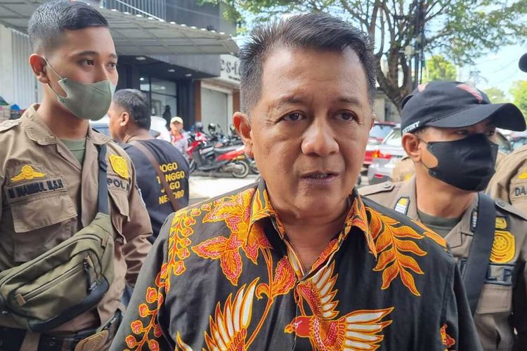 Kepala Satpol PP Semarang, Fajar Purwoto usai mendampingi Menteri Perdagangan Zulkifli Hasan membagikan sembako gratis, Minggu (9/4/2023).