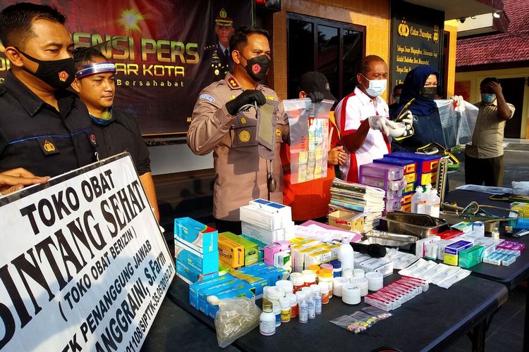 Kapolres Blitar AKBP Yudhi Hery Setiawan menunjukkan barang bukti kasus penjualan obat dan praktek pengobatan tanpa izin, Rabu (19/5/2021)