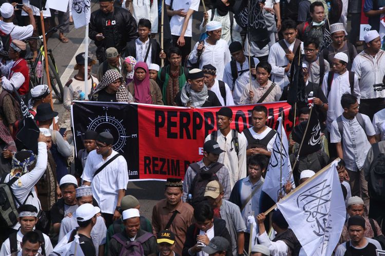 Massa aksi 299 melakukan aksi demonstrasi di depan Gedung MPR DPR Republik Indonesia, Jakarta, Jumat (29/09/2017). Massa menolak Perppu Ormas dan menyatakan sikap melawan upaya bangkitnya komunisme.