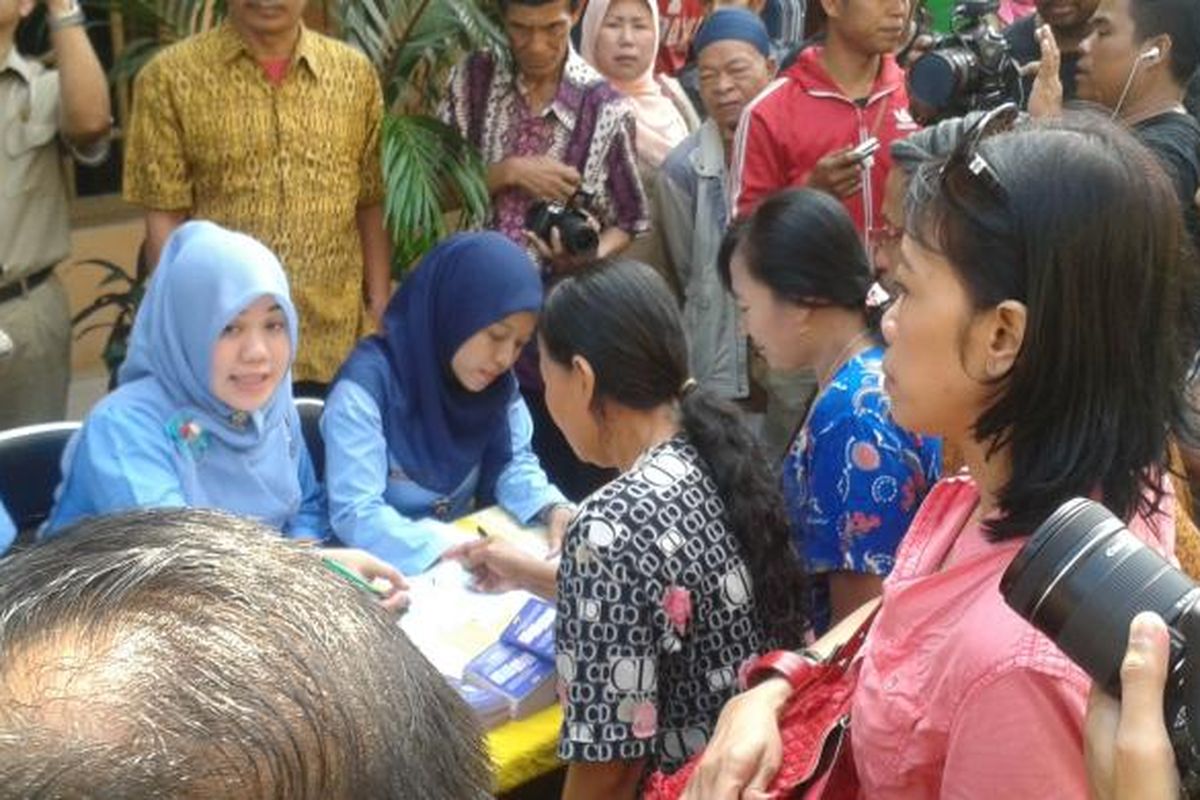 Antrean pendatang yang akan mengurus Surat Keterangan Domisili Sementara (SKDS) di RW 08, Palmerah Barat, Jakarta Barat, Rabu (20/8/2014).