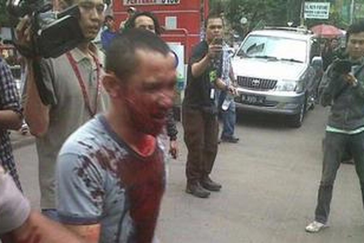 Seorang korban luka saat bentrok di Pengadilan Negeri Jakarta Selatan, Rabu (29/9/2010). Bentrok diduga terkait kerusuhan Blowfish yang kini disidangkan di PN Jaksel.