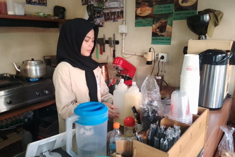Finka (20), warga Jalan Dakota Raya, Kecamatan Cicendo yang berprofesi sebagai barista kedai kopi harus menempuh waktu lebih lama di jalan akibat kemacetan Kota Bandung, Jawa Barat, Kamis (16/1/2025).