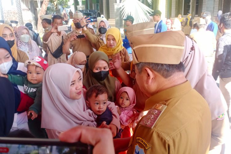 Bupati Garut Rudy Gunawan secara simbolis memberikan paket makanan tambahan kepada orangtua yang memiliki anak stunting di Lapangan Sekretariat Daerah, Senin (18/07/2022)