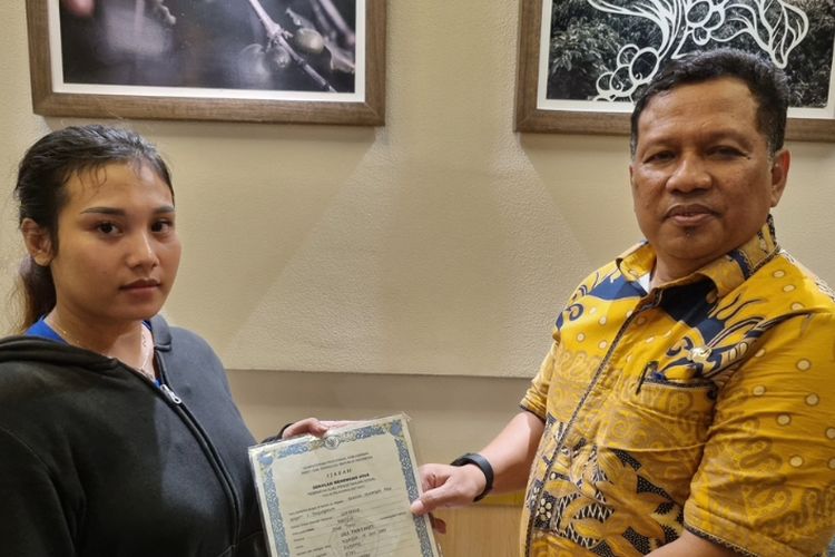 Korban tahan ijazah bersama Kepala Disperinaker Surabaya, Jumat (18/4/2025).