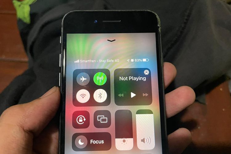 Tampilan iPhone Ex-Inter milik EN yang terblokir sinyalnya dan hanya bisa mengakses jaringan seluler dari kartu Smartfren.