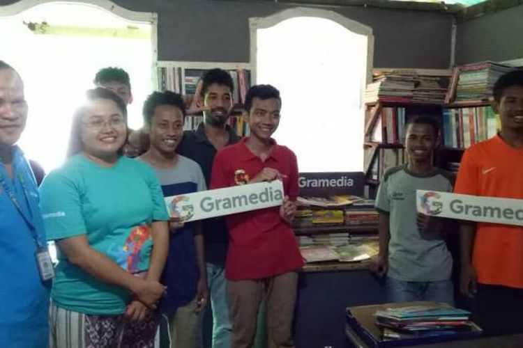 Sebanyak 200 buku bacaan didonasikan kepada komunitas Hikayat Tanah Hitu yang ada di Desa Hitu, Kecamatan Leihitu, Kabupaten Maluku Tengah, Maluku. Donasi diserahkan langsung Store Manager Gramedia Ambon, Muhamad Guntur, kepada pengelola Lapak Baca Barakate di taman baca komunitas tersebut, Sabtu (29/4/2017).