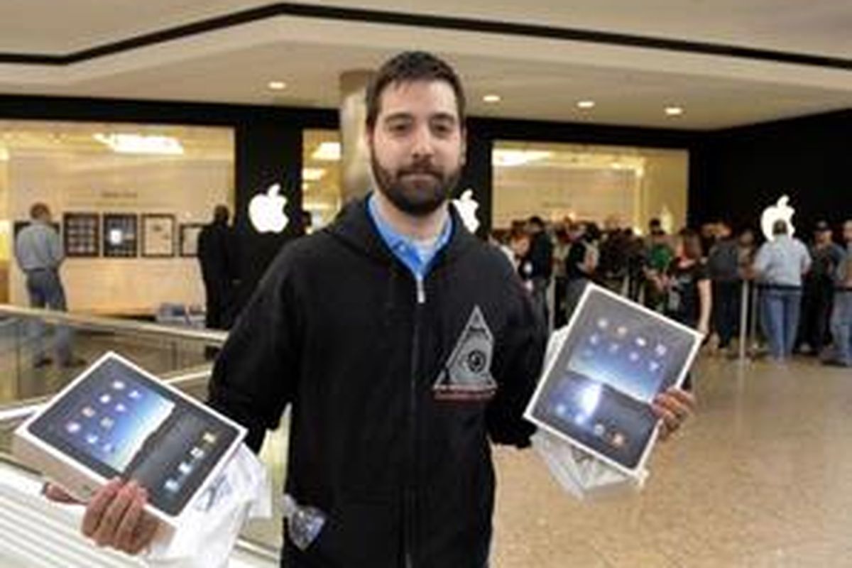 Jason Saucier menjadi konsumen pertama yang membeli iPad di Apple Store, West Farms Mall, di Farmington, Connecticut, AS, Sabtu (3/4/2010).