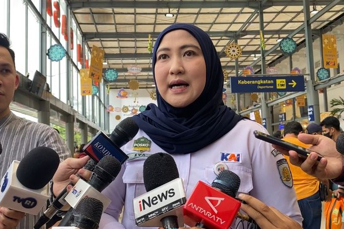 Kepala Humas PT KAI Daop 1 Jakarta Eva Chairunisa kepada awak media di Stasiun Pasar Senen, Jakarta Pusat, Selasa (25/4/2023). 