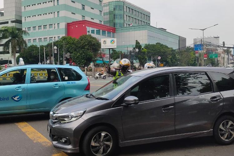 Polisi berhentikan kendaraan mobil akibat melanggar aturan ganjil genap setelah mulai diterapkan aturan sanksi tilang bagi para pelanggar di Jalan Balikpapan, Gambir, Jakarta Pusat, Selasa (14/6/2022).