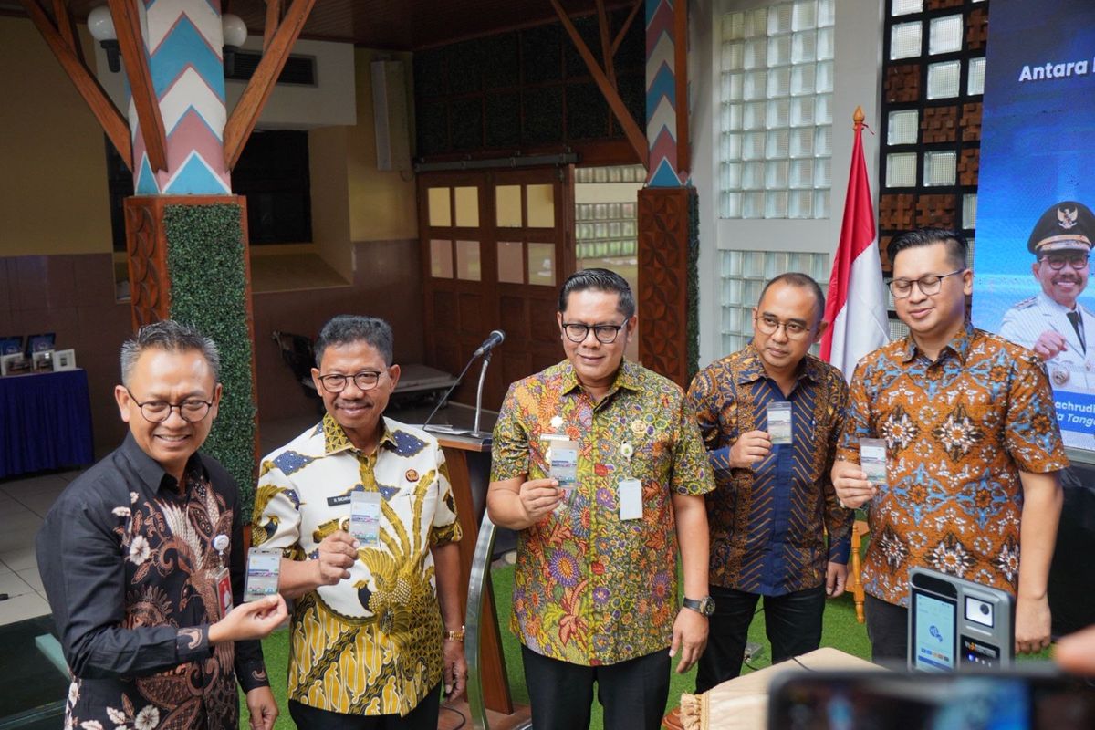 KAI Commuter bersama PT Tangerang Nusantara Global (TNG) dan PT Nusantara Global Inovasi (NGI) resmi meluncurkan akseptansi Kartu Multi Trip (KMT) sebagai alat pembayaran elektronik di sistem Tap on Bus pada armada Bus Trans Tangerang Ayo.