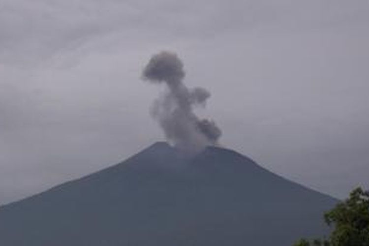 Gunung Slamet meletus mengeluarkan asap hitam bercampur uap air pada Kamis (13/33/2014) sekitar pukul 07.00 WIB.