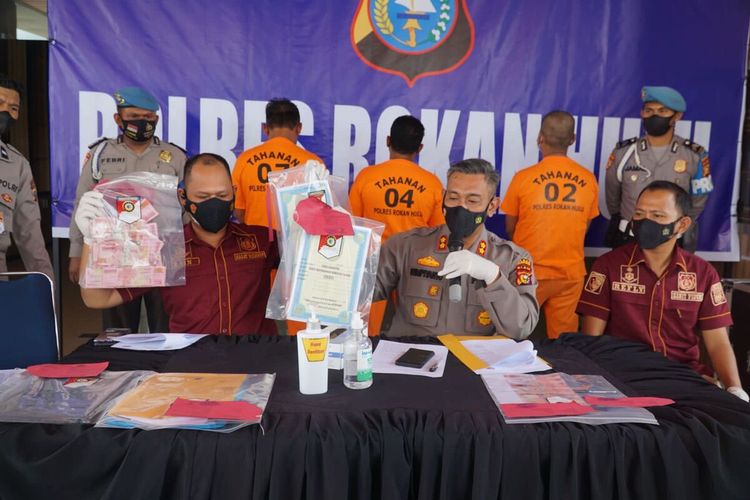 Polres Rohul menangkap dua pelaku yang merupakan Kepala Desa Rokan Timur berinisial SS dan Kaur Tata Usaha Desa Rokan Timur berinisial SU karena melakukan pungli pengurusan surat tanah, Kamis (21/10/2021)