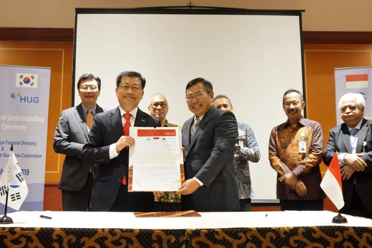 Direktur Utama PT Sarana Multigriya Finansial (Ananta Wiyogo) dan Presiden Korean HUG Lee Chae-Kwang berpose bersama usai menandatangani nota kesepahaman tukar informasi dan berbagi pengetahuan tentang industri perumahan kedua negara, di Jakarta, Selasa (16/7/2019).