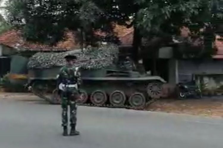 Sebuah tank milik TNI AD diduga berada di perbatasan Bekasi-Bogor.