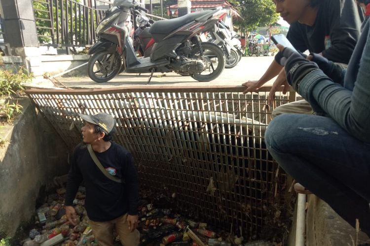 Jaring besi penyaring sampah di depan Kantor Dinas Kesehatan Kaltim diduga sulit ditembus jasad jika terseret banjir, Minggu (15/12/2019).