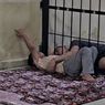 Terharu, Polisi Izinkan Tahanan Tidur Sambil Peluk Anak dari Dalam Penjara