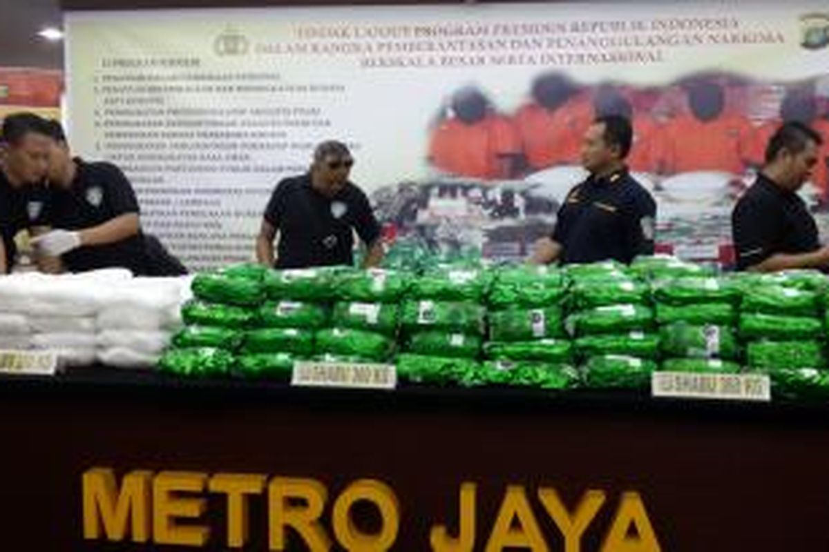 350 kilogram sabu berhasil diamankan dari seorang kurir narkotika, CT, oleh Direktorat Reserse Narkoba Polda Metro Jaya.
