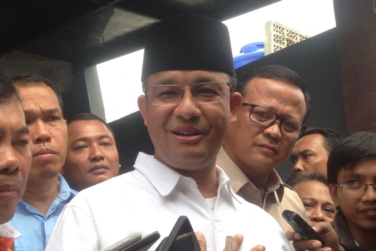 Calon gubernur DKI Jakarta, Anies Baswedan saat mendatangi deklarasi dukungan relawan Agus-Sylvi di kawasan Patal Senayan, Jakarta Selatan, Kamis (23/3/17).