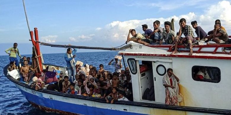 Sebanyak 94 orang pengungsi etnis Rohingya, terdiri dari 15 orang laki-laki, 49 orang perempuan dan 30 orang anak-anak ditemukan terdampar sekitar empat mil dari pesisir Pantai Seunuddon, Kabupaten Aceh Utara, pada Rabu (24/06/2020). 