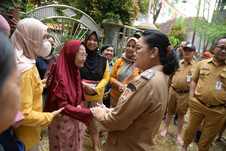 Wali Kota Semarang Agustina Wilujeng Pramestuti bersama Wakil Wali Kota Semarang Iswar Aminuddin melakukan tinjauan langsung ke lokasi banjir di Gebangsari, Genuk serta Rumah Pompa Kali Tenggang, Senin (10/3/2025).