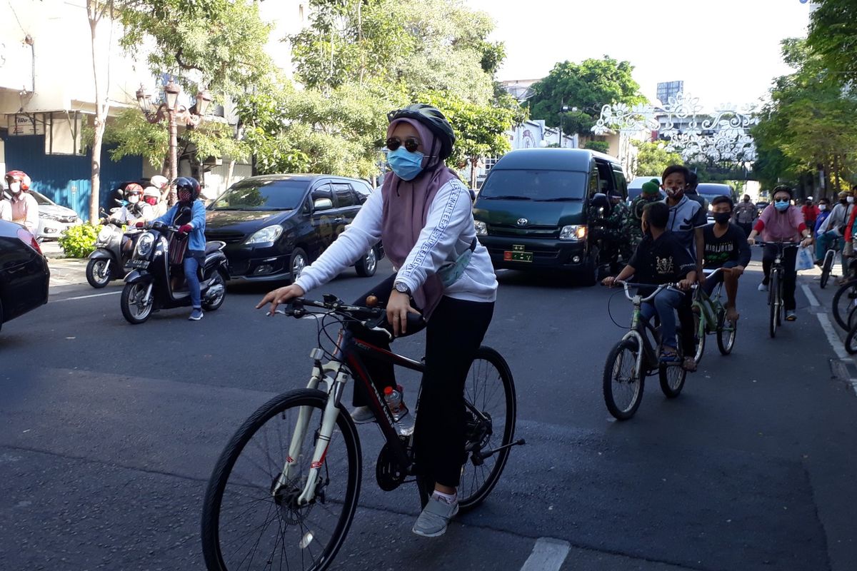 Sejumlah warga sedang mengayuh sepeda di Jalan Tunjungan, Surabaya, Jawa Timur, Minggu (28/6/2020). Ruas Jalan Tunjungan ramai dikunjungi pesepeda seiring meningkatnya warga bersepeda di tengah pandemi Covid-19. 