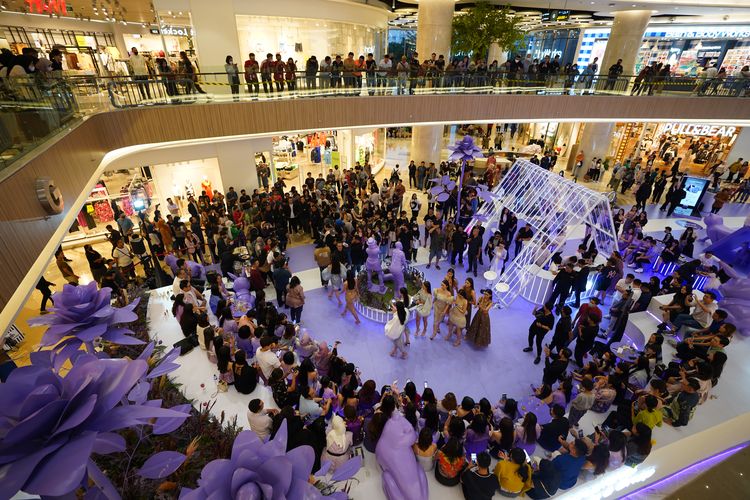 Suasana Pop-up Event Oppo Find N2 Flip yang digelar di Pakuwon Mall, Surabaya pekan lalu.
