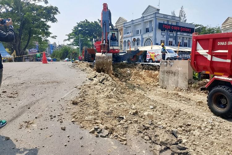 Pemkot Bekasi Bongkar Paksa Tanggul Grand Galaxy yang Bahayakan Pengguna Jalan