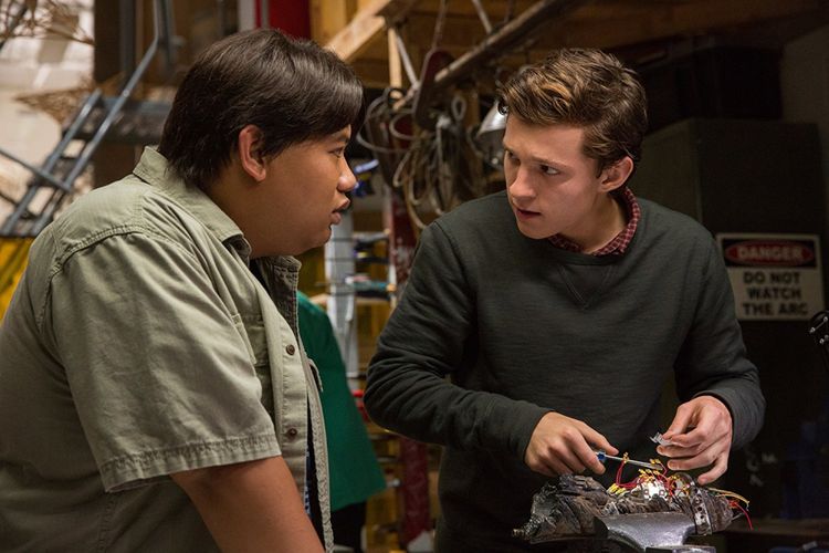 Tom Holland dan Jacob Batalon beraksi dalam Spider-Man: Homecoming (2017)