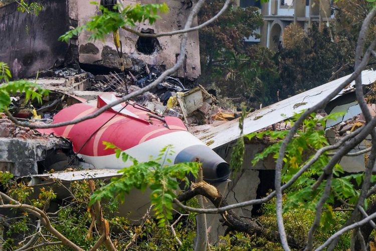 Kondisi pesawat Air India setelah kecelakaan pada 12 Juni 2025. Rekaman kokpit Air India ungkap dugaan kapten matikan saklar bahan bakar sebelum kecelakaan maut yang menewaskan 260 orang.