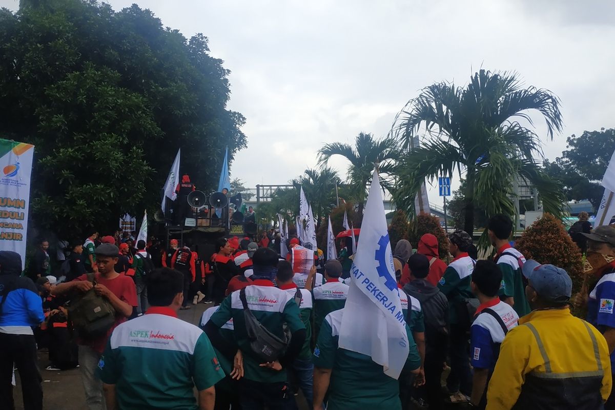Anggota gabungan serikat buruh berdemonstrasi di depan kantor PT Jalantol Lingkarluar Jakarta (JLJ) Jasa Marga di Jatiasih, Bekasi, Kamis (9/1/2020).