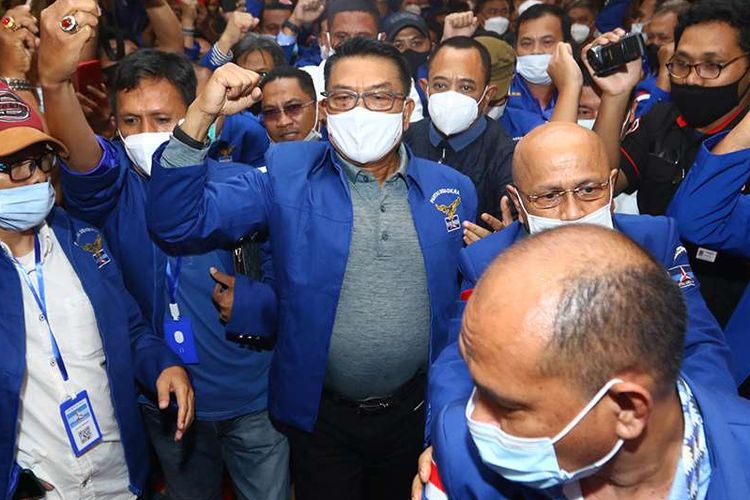 Moeldoko (tengah) tiba di lokasi Kongres Luar Biasa (KLB) Partai Demokrat di The Hill Hotel Sibolangit, Deli Serdang, Sumatera Utara, Jumat (5/3/2021).  Berdasarkan hasil KLB, Moeldoko terpilih menjadi Ketua Umum Partai Demokrat periode 2021-2025.