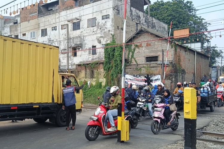 Sudah Ada Palang Otomatis, Mengapa Warga Masih Bantu Jaga Pelintasan Ampera Bekasi?