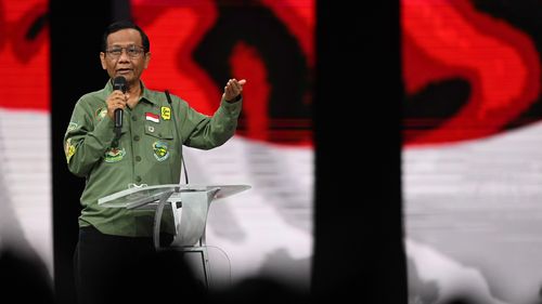 Momen Mahfud Menyanyikan Lagu Ebiet G Ade Saat "Closing Statement" Debat Keempat Pilpres 