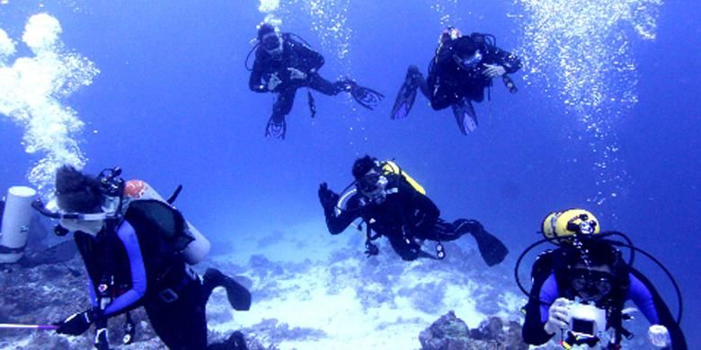 Divers saat melakukan Scuba Diving