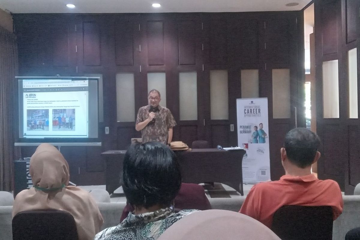 Ketua Bidang Pendidikan Alumni Jerman Indonesia Samuel Siahaan tengah menjelaskan proses penempatan kerja dan pentingnya menguasai bahasa jerman bagi perawat indonesia yang ingin bekerja di Jerman, Rabu (10/12/2025).