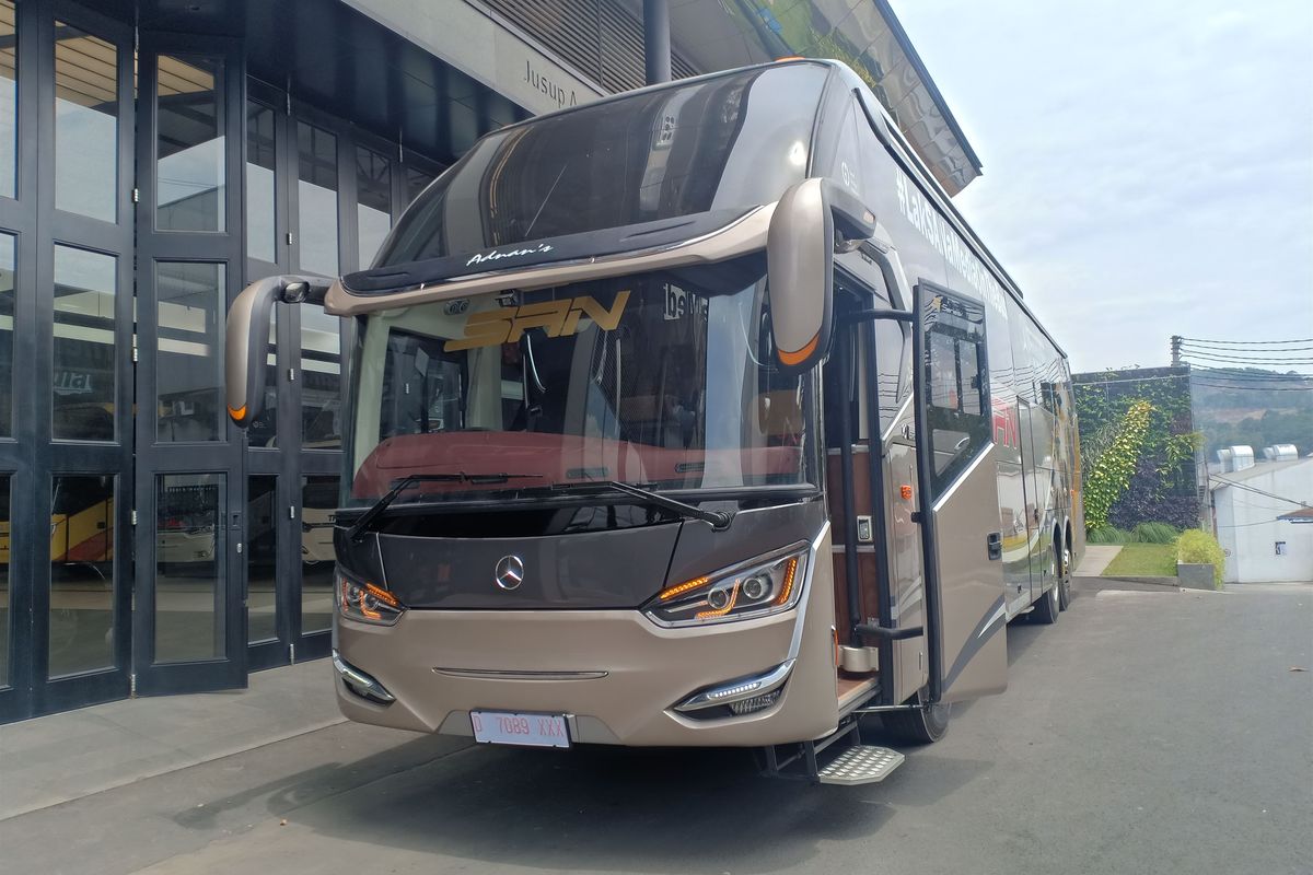 Bus Mercedes Benz OC 500 RF 2542 yang menjadi kendaraan untuk roadtrip Ungaran-Jakarta melalui tol trans Jawa