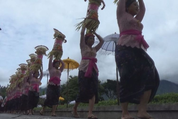 Parade Budaya Gebogan menjelang libur Natal 2022 dan Tahun Baru 2023 di daerah tujuan wisata (DTW) Pura Ulundanu Beratan, Bedugul, Kabupaten Tabanan, Bali.