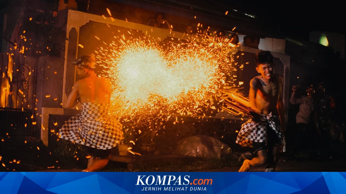 Melihat Tradisi Perang Api Sambut Nyepi di Bali