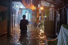Cerita Warga Kampung Melayu Bertahan di Rumah Meski Banjir Seharian