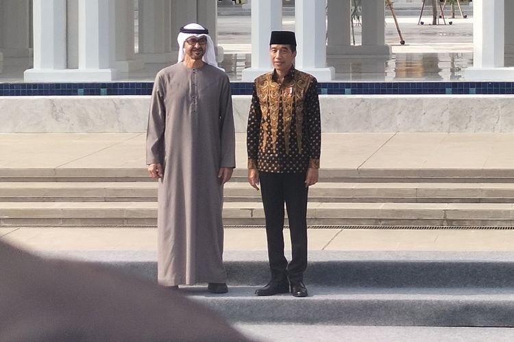 Presiden Uni Emirat Arab (UEA) Sheikh Mohamed Bin Zayed Al Nahyan dan Presiden Joko Widodo (Jokowi) setelah melakukan peresmian Masjid Raya Sheikh Zayed Solo, pada Senin (14/11/2022).