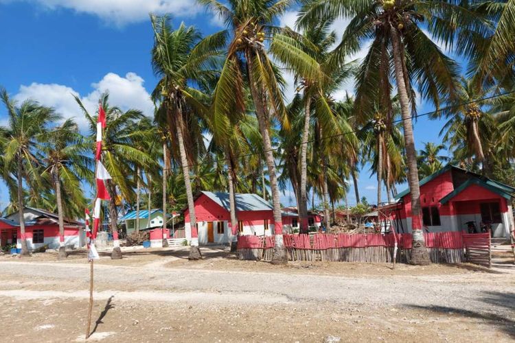PHOTO:Rumah warga Desa Oeseli, Kecamatan Rote Barat Daya, Kabupaten Rote Ndao, Nusa Tenggara Timur (NTT) dicat merah putih.