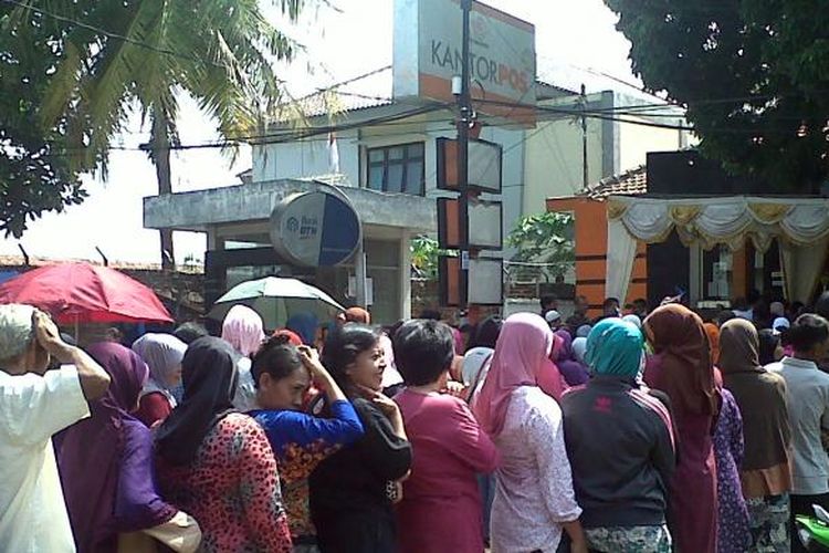 Antrean bantuan langsung tunai (BLT) di Kantor Pos Indonesia Jalan Cinere Raya, Limo, Depok. 