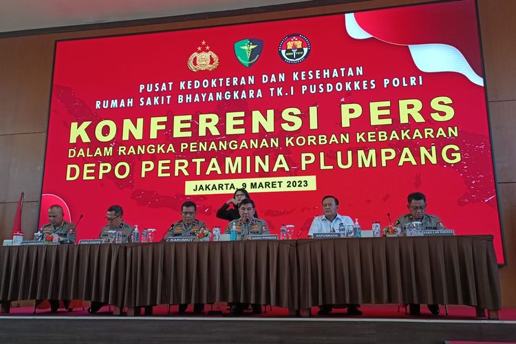 Konferensi Pers update perkembangan kebakaran Depo Pertamina Plumpang, di  Lt 3 Aula Budiarto, RS Polri Kramatjati, Jakarta Timur, Kamis (9/3/2023).