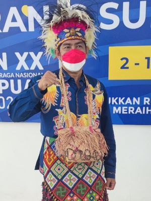 Ketua DPR Papua, Johny Banua Rouw, mengunakan Shiryu, pakaian adat suku 3W yang berasal dari Kabupaten Kepulauan Yapen, Jayapura, Papua, Selasa (17/8/2021)