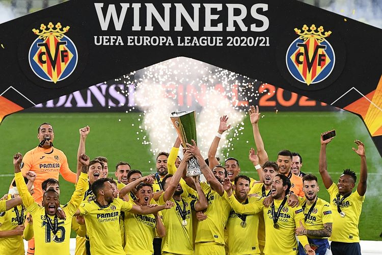Para pemain Villarreal merayakan trofi juara Liga Europa setelah memenangi laga final Liga Europa antara Villarreal vs Man United di Stadion Gdansk pada 26 Mei 2021.